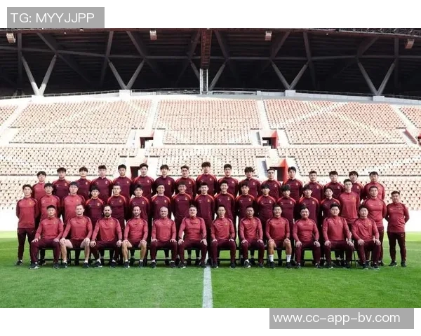 海港全队齐聚一堂为吾米提江蒯纪闻加油助威共庆U23亚洲杯半决赛之夜